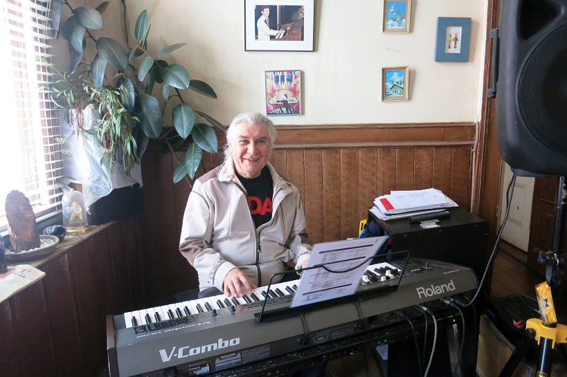 Valparaiso seafood Manuel musician