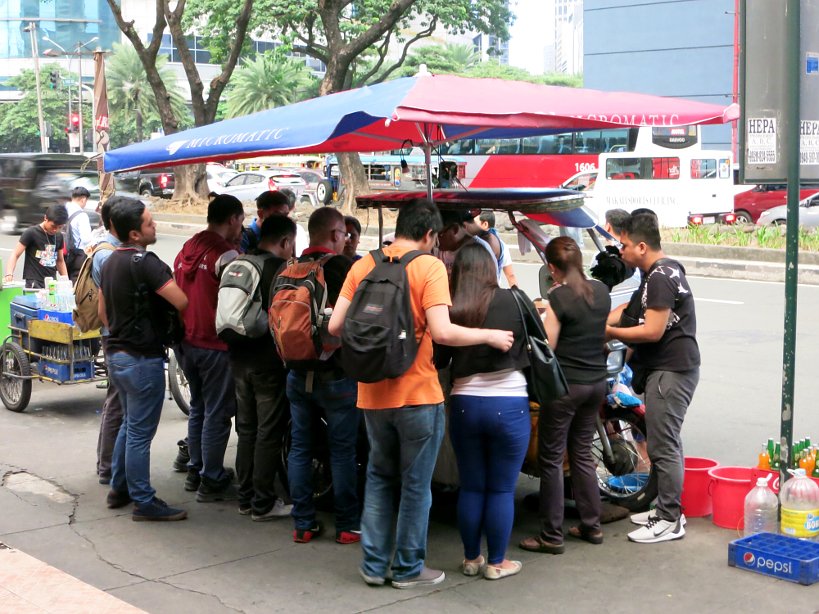 Groupe of people eating around a food cart Eating culture food in the philippines authentic food quest