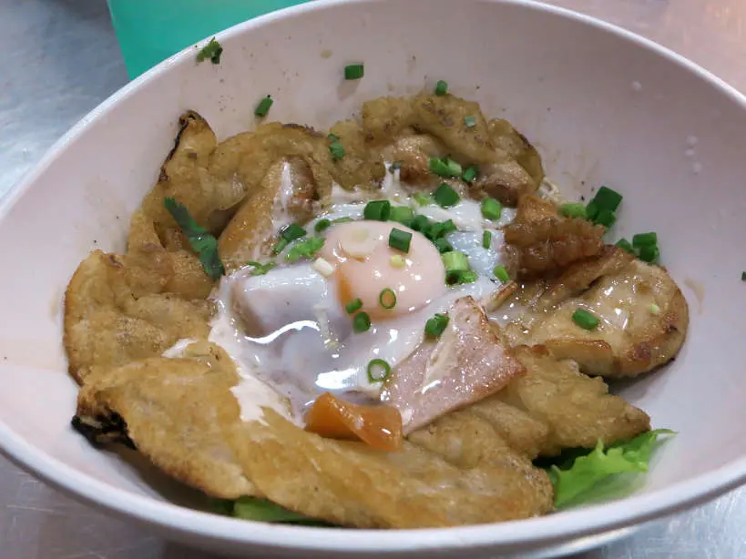fried noodles guay tiew kua gai bangkok at night  chinatown food bangkok by authentic food quest