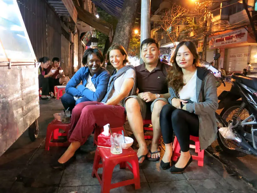 SmallStoolSharingChe_FoodinVietnam_Authenticfoodquest