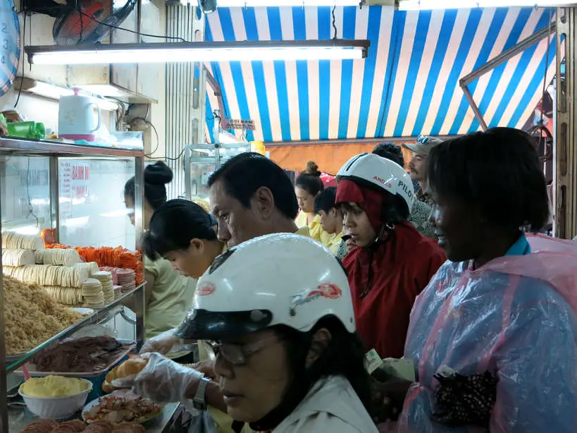 Inside Huynh Hoa waiting for the best banh mi sandwiches in Vietnam_VietnameseSandwich_AuthenticFoodQuest