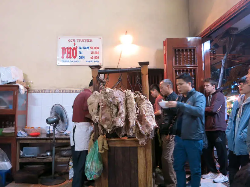 PhoRestaurant_FoodinVietnam_Authenticfoodquest