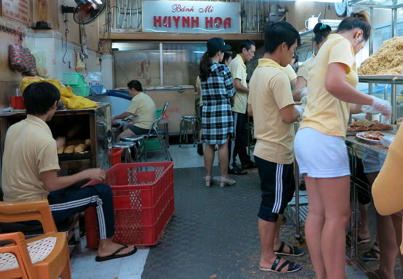 ToastingBread_VietnameseSandwich_AuthenticFoodQuest