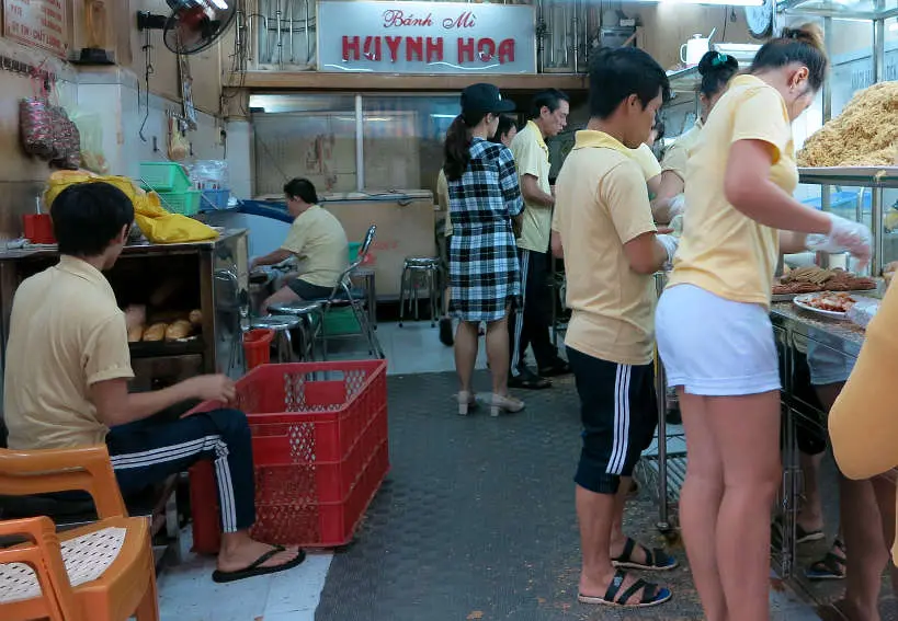 ToastingBreadforBanhMisandwichatHuynhHoa_VietnameseSandwich_AuthenticFoodQuest