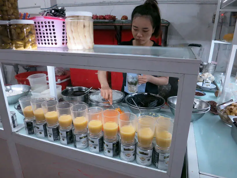 Vendor serving one the most popular vietnamese desserts che ba mau by AuthenticFoodQuest