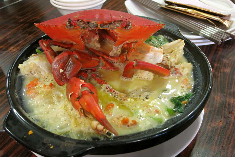 Claypot Crab for Food in Singapore by Authentic Food Quest. This is one of the most popular dishes in Singapore and a must eat local famous food Singapore.