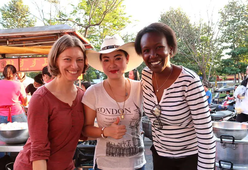 ClaireandRosemaryWithCowboyHatLady_ChiangMaiFoodTour_AuthenticFoodQuest