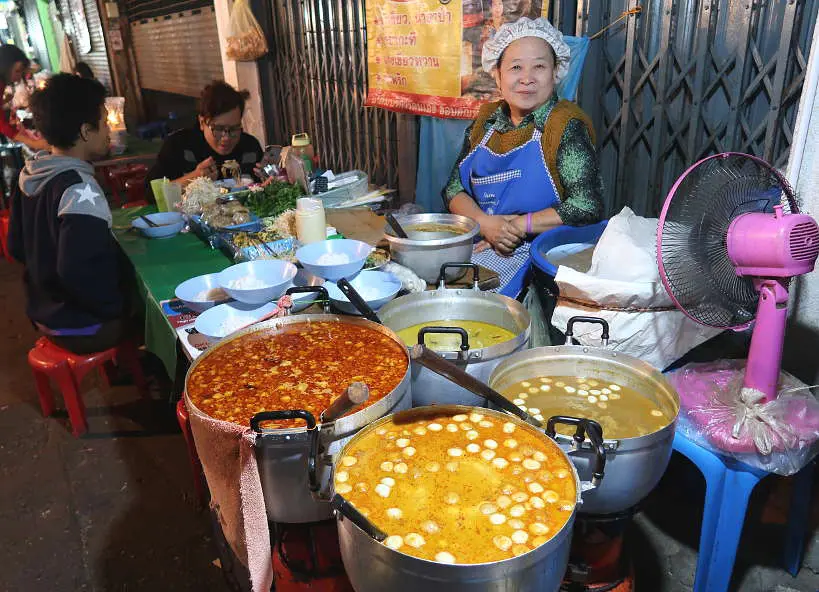 NoodleSoupLady_AChefsTourChiangMai_AuthenticFoodQuest