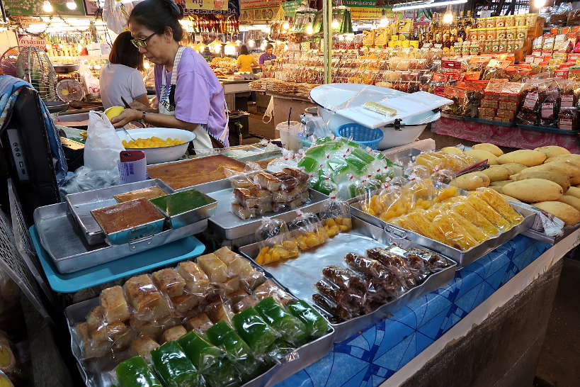 KhanomVendor_TomPayomMarket_ChiangMaiFood_AuthenticFoodQuest