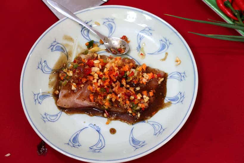 PreparingRedSnapperwithtumeric_CookingClassinHoiAn_AuthenticFoodQuest