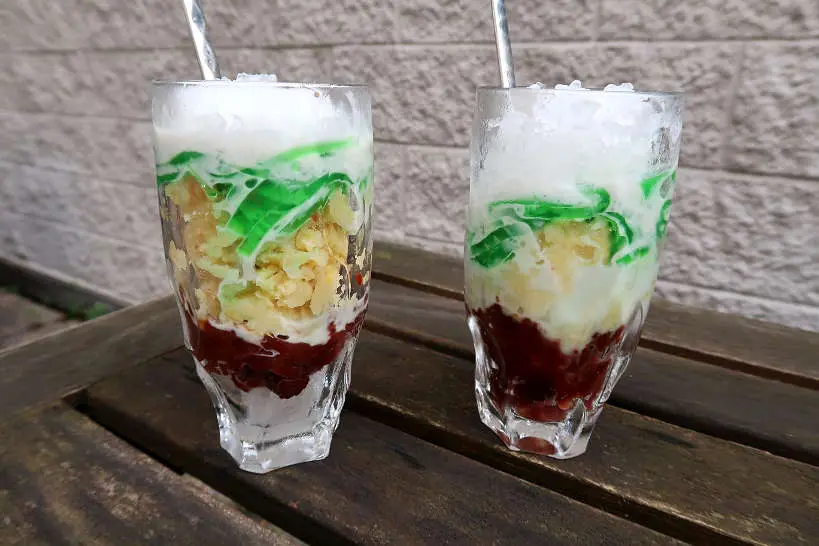 Glasses Che Vietnamese Dessert Che Ba Mau by AuthenticFoodQuest