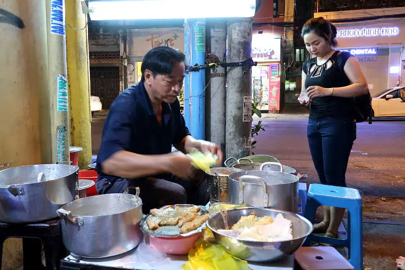 Che Saigon street food vendor by Authentic Food Quest