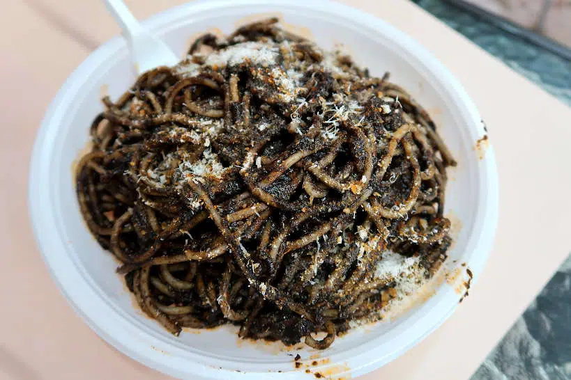 Spaghetti al nero di seppia, cozze e aglio nero - The WISPY CLOUD