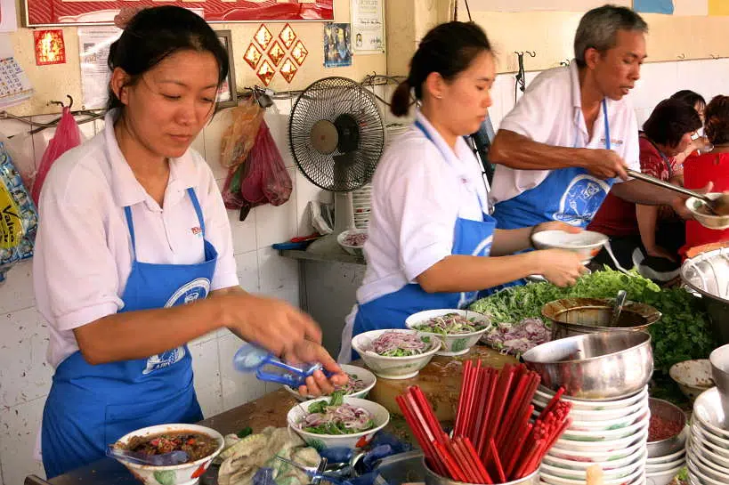 Learn how to prepare your stomach for travel and enjoy the Food Stalls in Malaysia by Authentic Food Quest